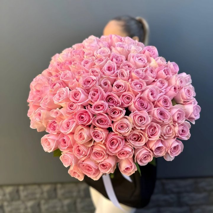 Охапка из 101 розовой розы в Астрахани