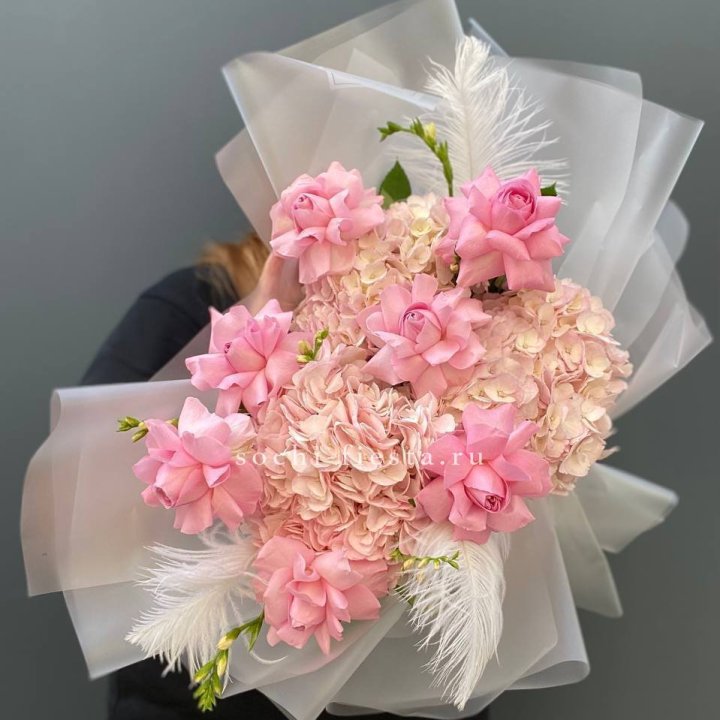  Букет  из гортензий и розовых роз в Астрахани