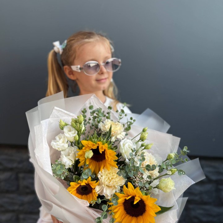  Букет  из стойких цветов с подсолнухами в Астрахани