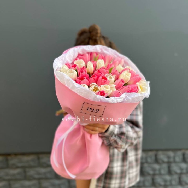 51 бело-розовый тюльпан в Астрахани