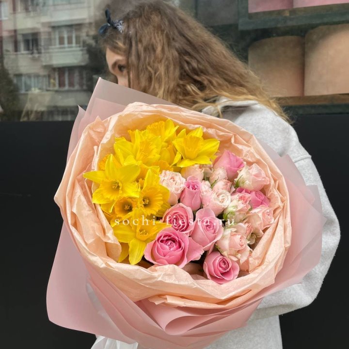 Букет роз и нарциссов в Астрахани
