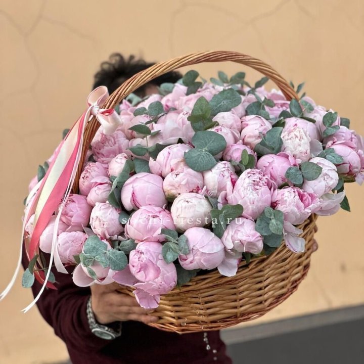 Корзина пионов "75" в Астрахани