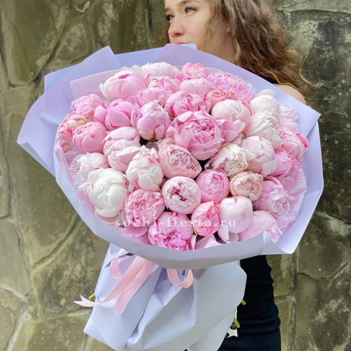 39 нежных пионов в Астрахани