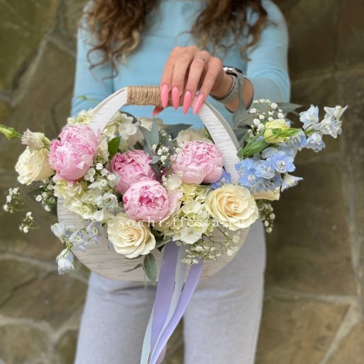 Ящик с пионами в Астрахани