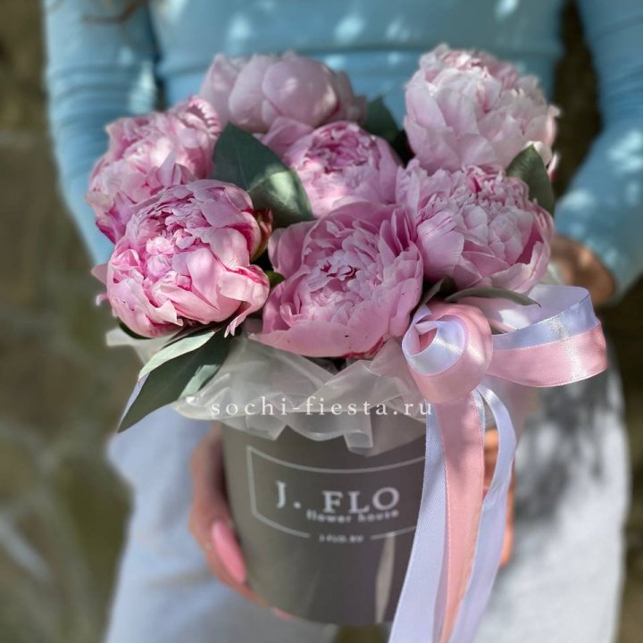 Цилиндр пионов с эвкалиптом в Астрахани