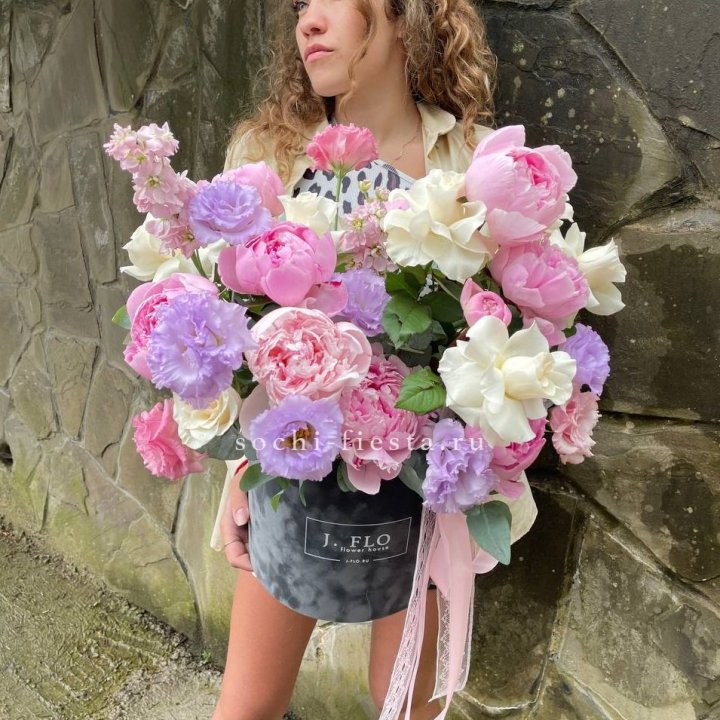 Дизайнерский цилиндр с пионами в Астрахани