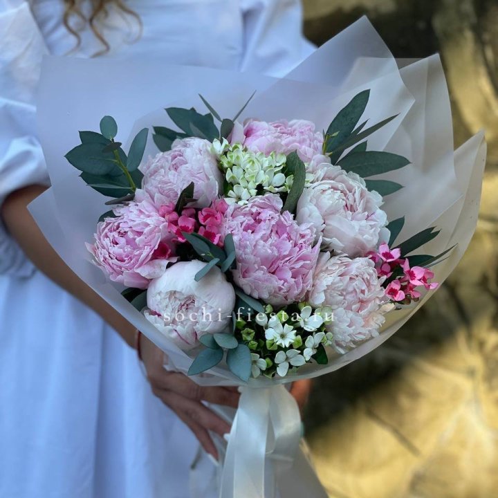 7 зефирных пионов с эвкалиптом в Астрахани