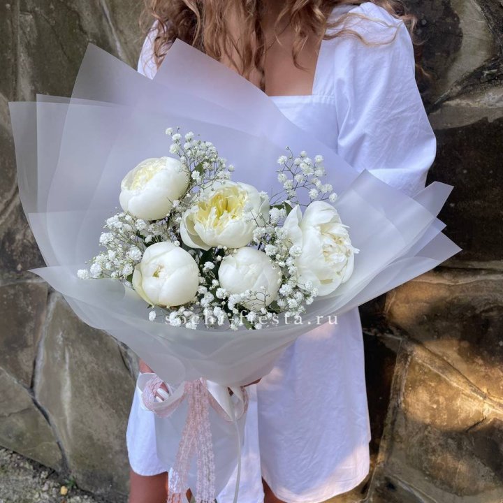 Букет белых пионов "Файв" в Астрахани