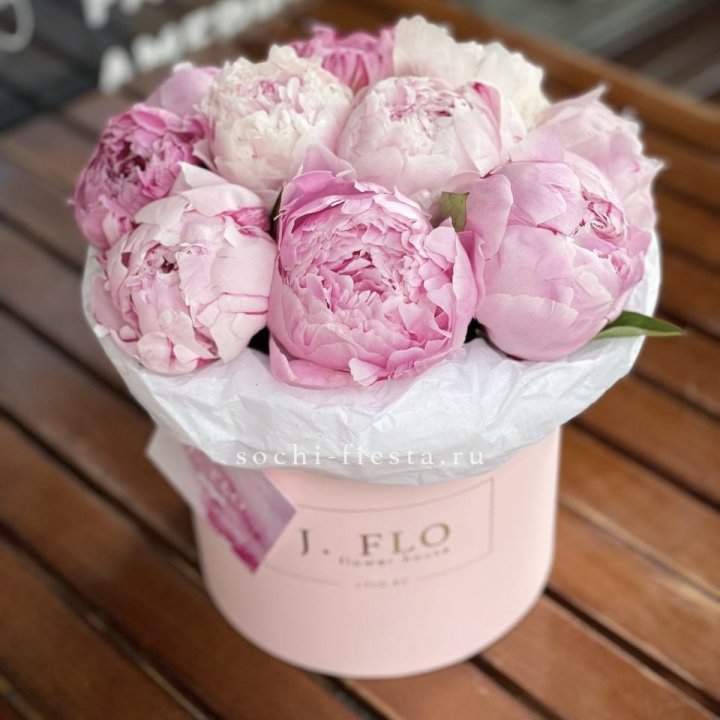 Цилиндр с пионами "Лилу" в Астрахани