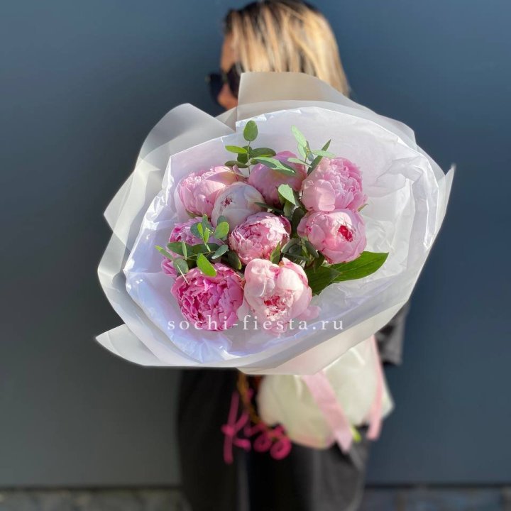 9 пионов с эвкалиптом в Астрахани