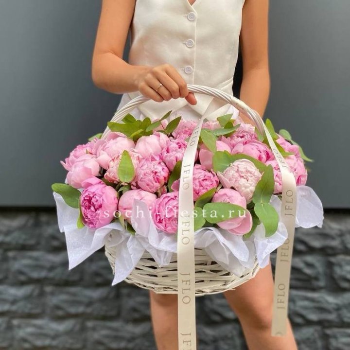 29 пионов в корзине в Астрахани