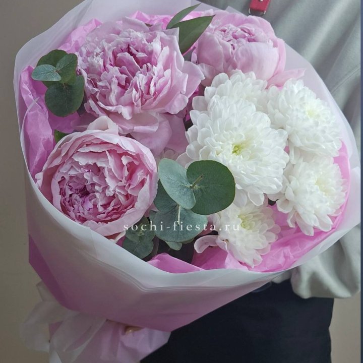  Букет комплимент с пионами в Астрахани