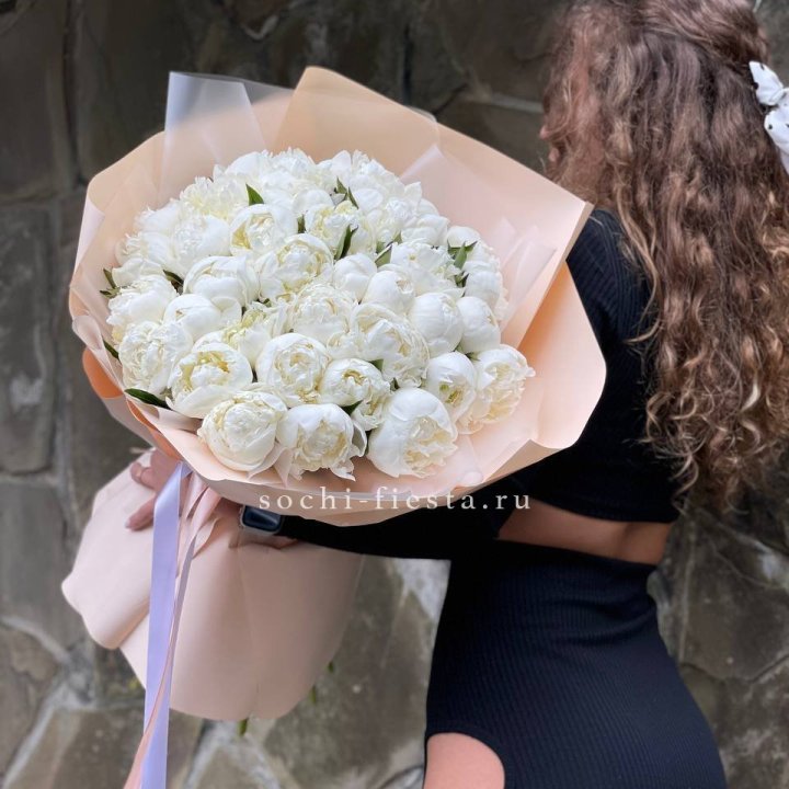 35 белых пион в Астрахани