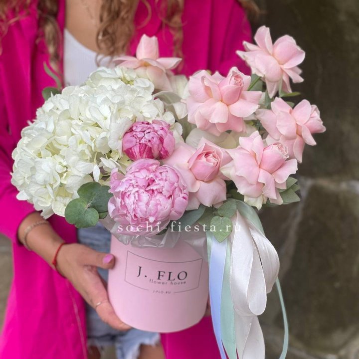 Цилиндр с пионами "Алисия" в Астрахани