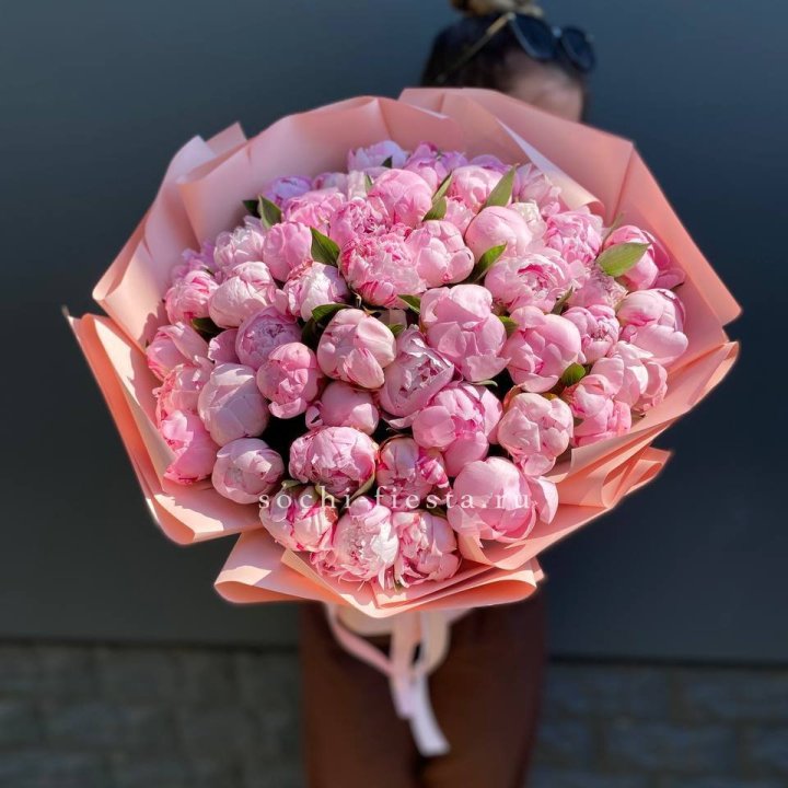 Нежный букет 51 пионов  в Астрахани