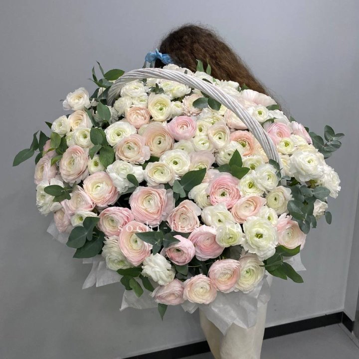 Ранункулюсы в корзине в Астрахани