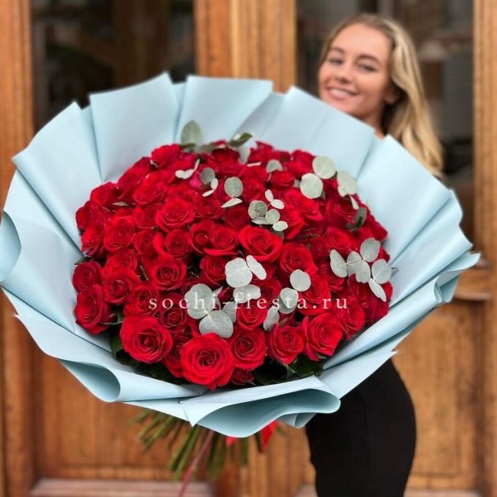 101 красная роза с эвкалиптом в Астрахани