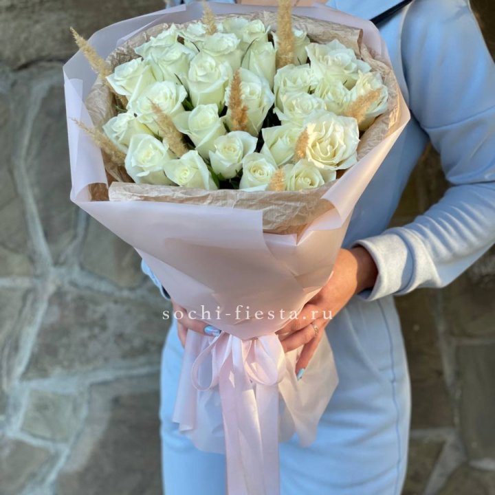 25 белых роз с сухоцветами в Астрахани