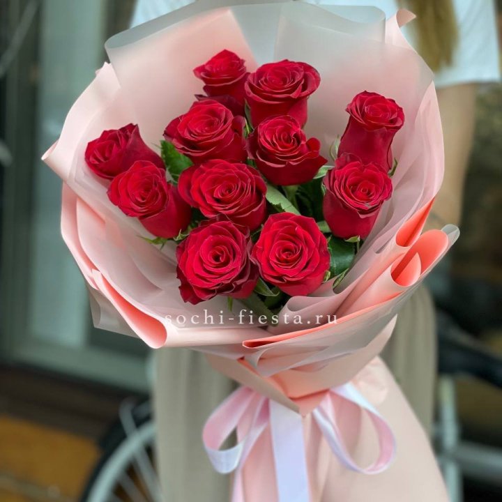 Букет красных роз "Мадам ред" в Астрахани