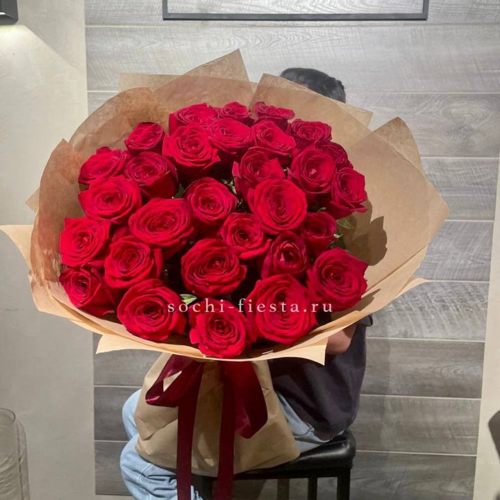 37 красных роз в крафте в Астрахани