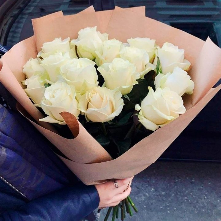 15 белых роз "Крафт" в Астрахани