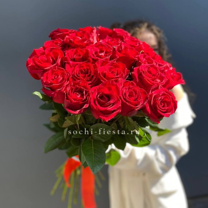 25 высоких красных роз в Астрахани