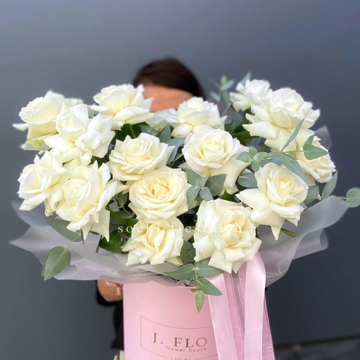 17 Французских белых роз в боксе в Астрахани
