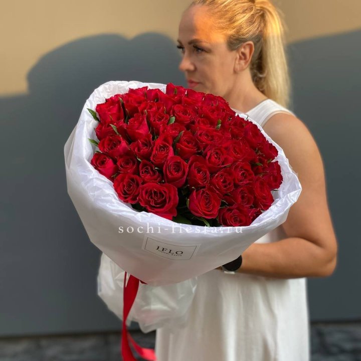 51 роза мадам ред в нежном оформлении в Астрахани