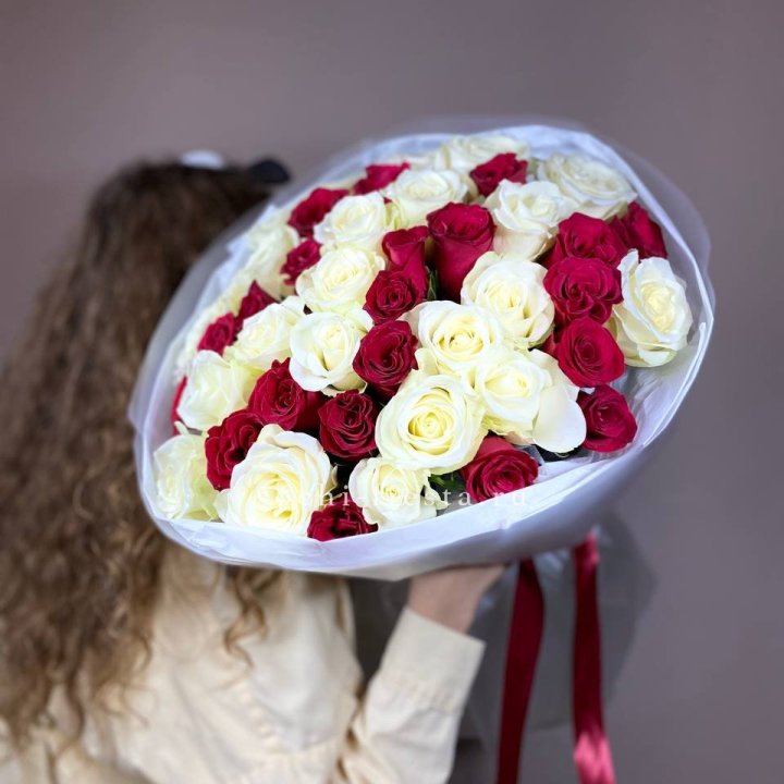 Букет из красных белых 45 роз в Астрахани