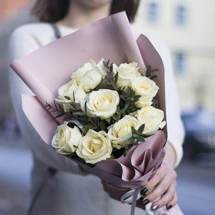 9 белых  роз "Минт" в Астрахани
