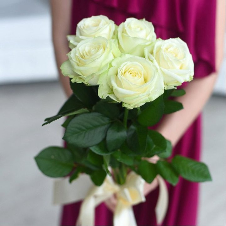 5 белых роз в Астрахани