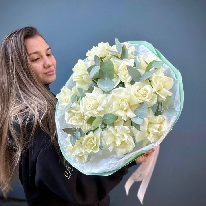 15 Белых французских роз "Ноте бьянка" в Астрахани