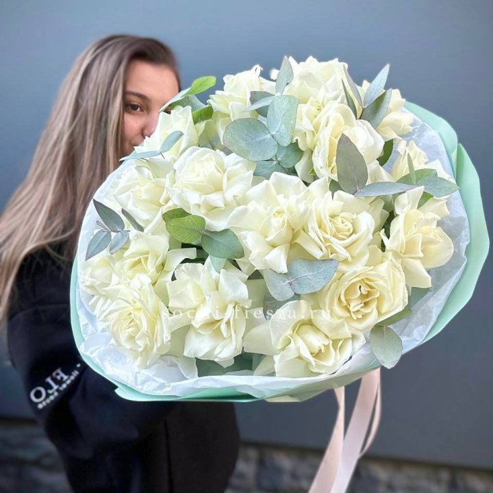 19 Белых французских роз "Ноте бьянке" в Астрахани