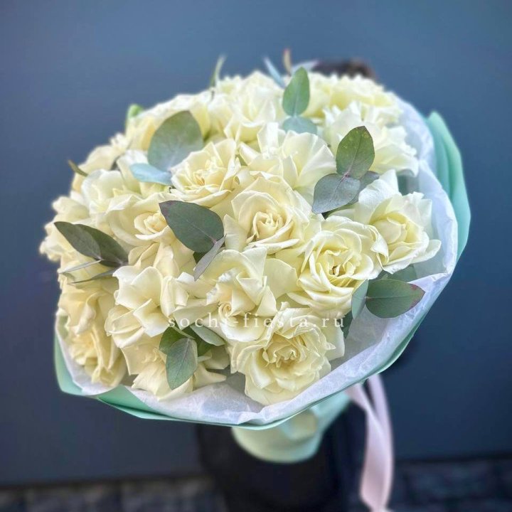 25 Белых французских роз "Ноте бьянка" в Астрахани