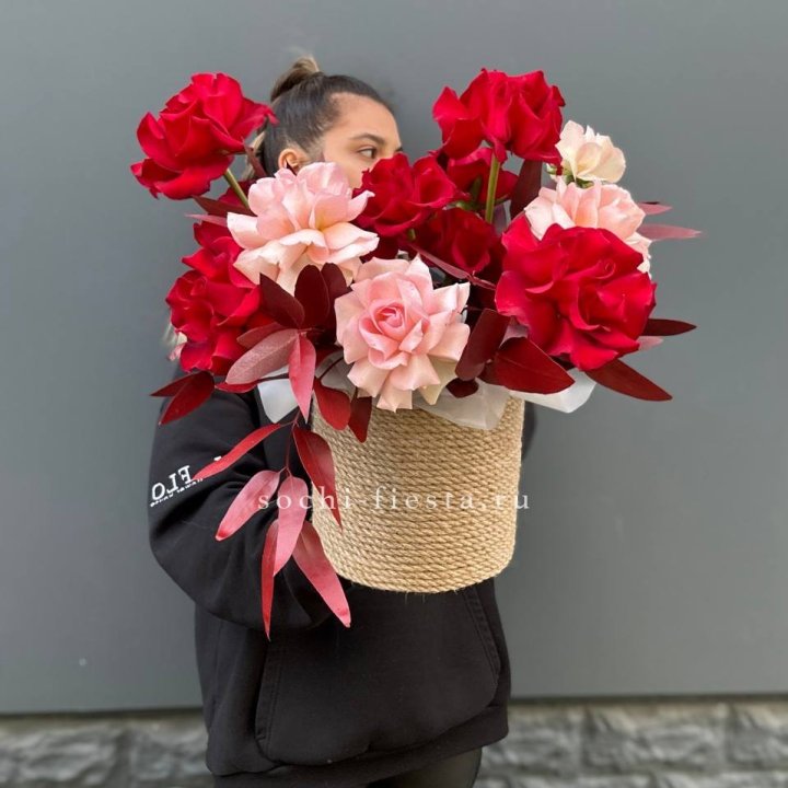 15 Французских роз в джутовом кашпо в Астрахани