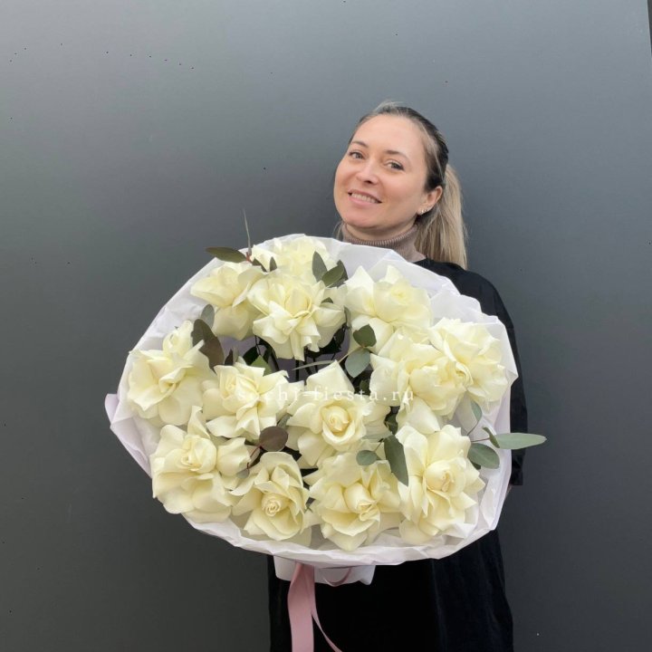 13 Белых французских роз Облако в Астрахани