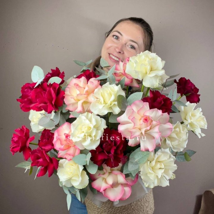 35 французских роз микс в джутовом боксе в Астрахани