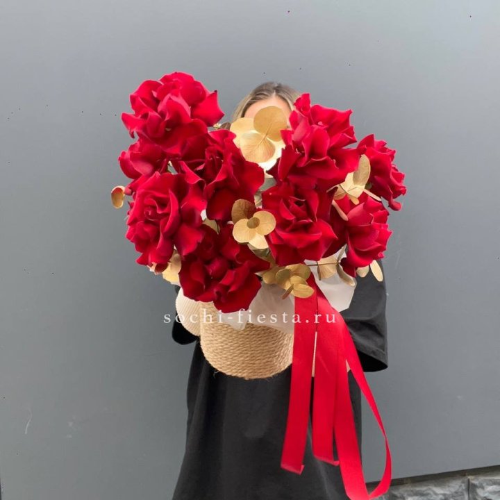 Красные французские розы в джутовом кашпо в Астрахани