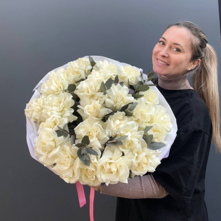 25 Белых французских роз Вайт найс в Астрахани