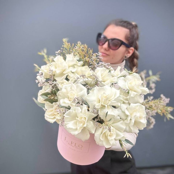 17 Французских белых роз в коробке Афина в Астрахани