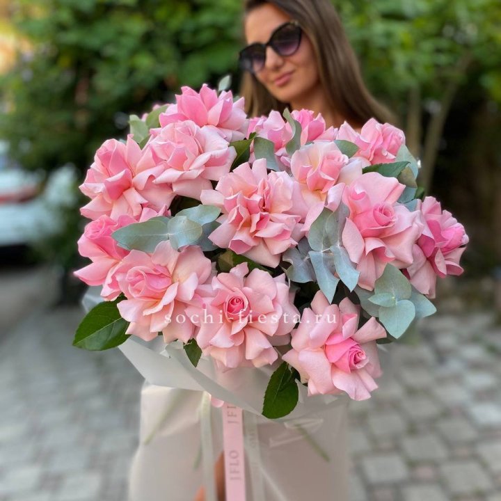 17 Розовых  французских роз в Астрахани