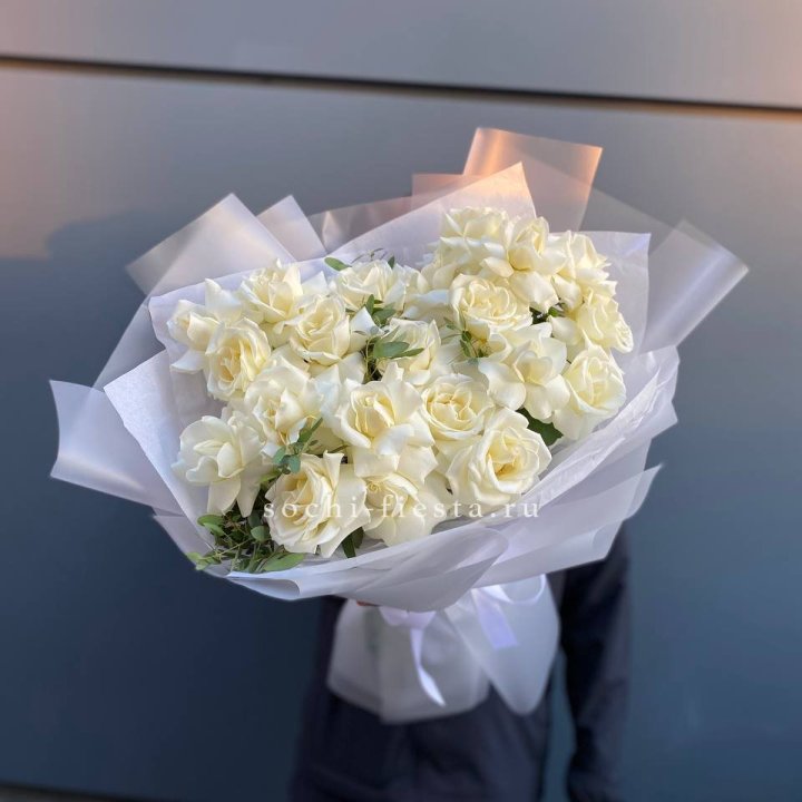 Пышный букет из белых роз в Астрахани