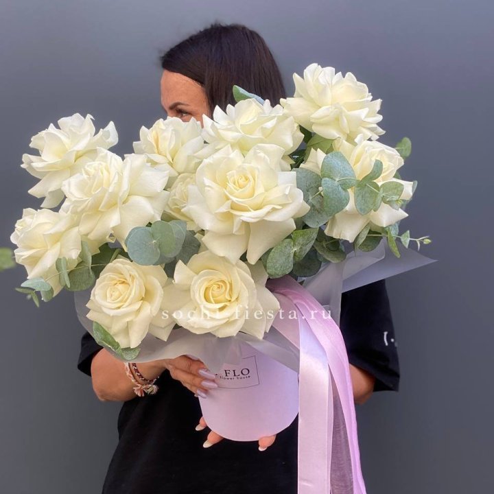 11 Французских белых роз в боксе в Астрахани