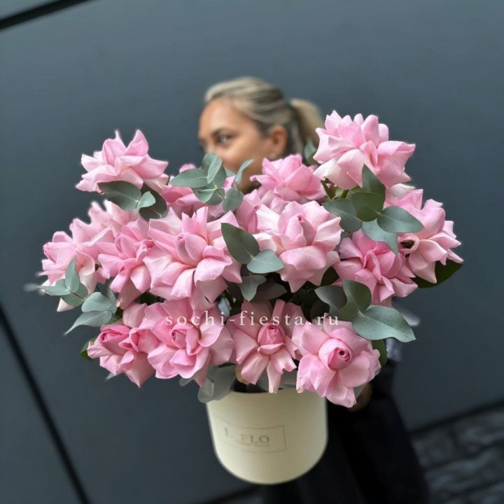 17 Розовых французских роз в боксе в Астрахани