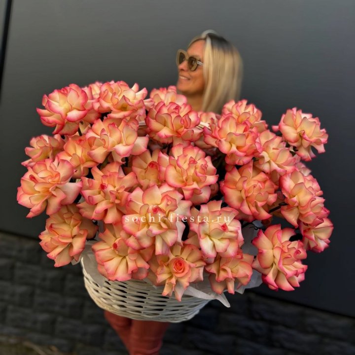45 французских роз Джумилия в корзине в Астрахани
