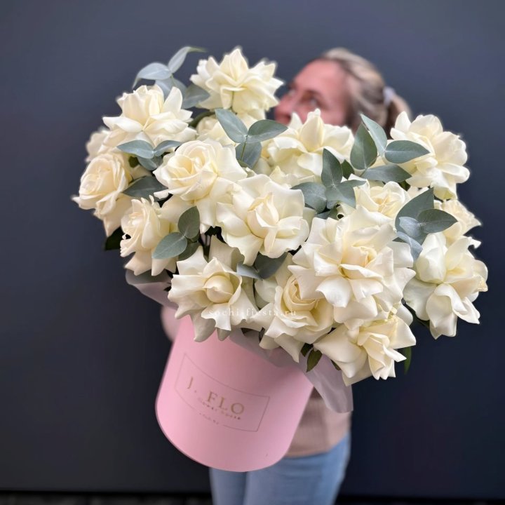 25 Французских белых роз в боксе в Астрахани