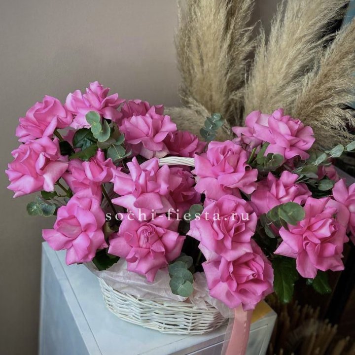 25 роз в цветочной корзине Пинк в Астрахани