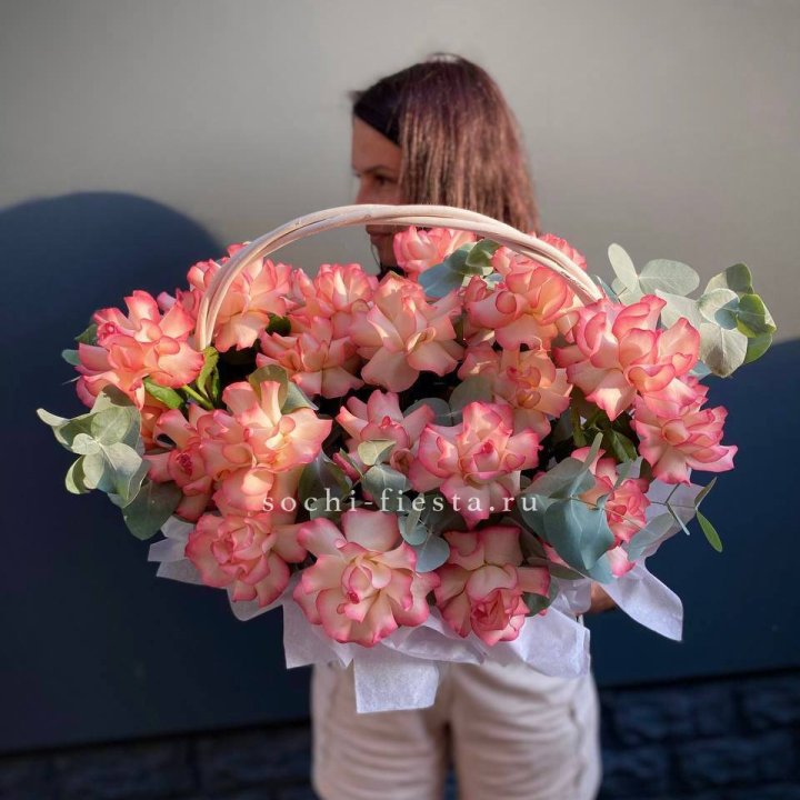 25 Французских роз Джумилия в корзине в Астрахани