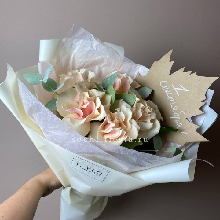 Букет кремовых роз к дню знаний в Астрахани