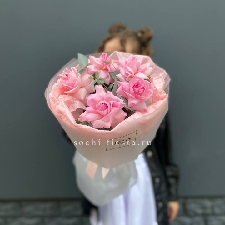5 французских розовых роз  в Астрахани